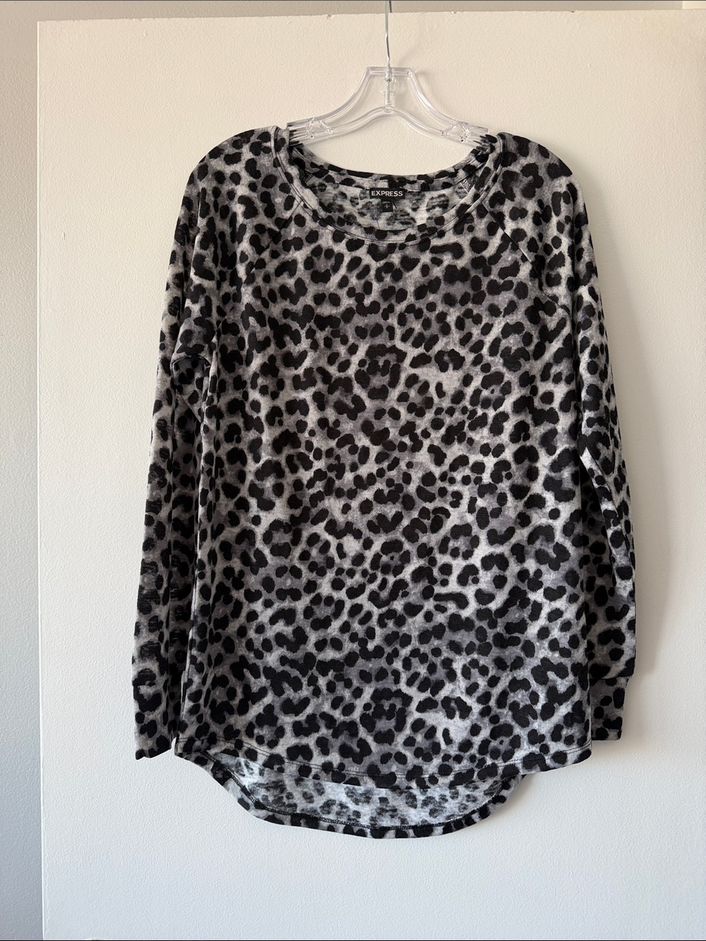NWT Express Leopard Print Knit Top Long Sleeve Crewneck Raglan Pullover Gray S